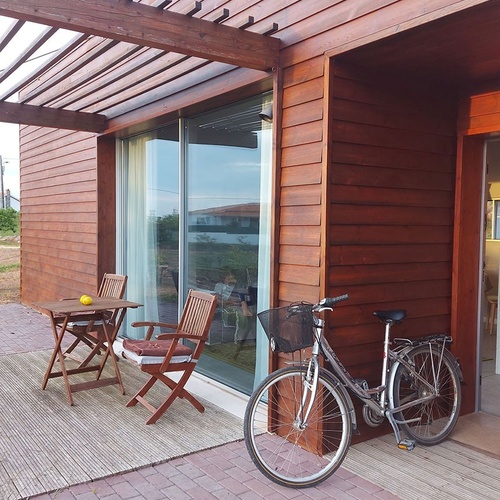 Terraço exterior em Vale d'Azenha com mesa, cadeiras e bicicleta.