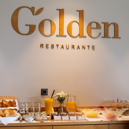 Pequeno-almoço buffet no Vale d'Azenha: sumos, pães e frutas.