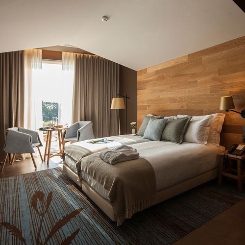 Quarto de casal luxuoso no Vale d'Azenha, com têxteis quentes e vistas.