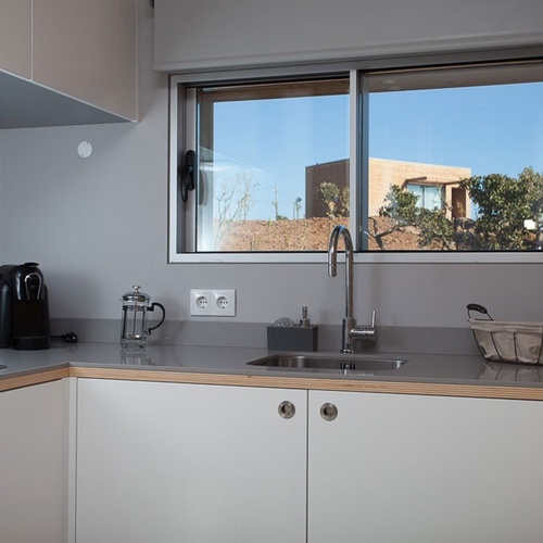 Cozinha moderna em Vale d'Azenha com eletrodomésticos e vista.