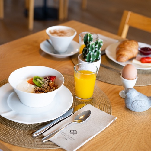 Pequeno-almoço no Vale d'Azenha: iogurte com fruta, croissant, ovo cozido e sumo.