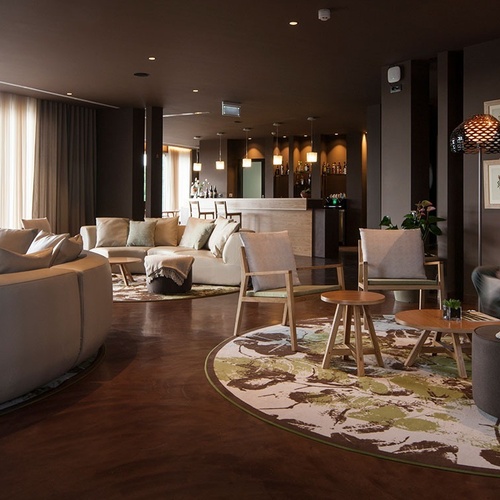 Lounge no Vale d'Azenha com sofás confortáveis e bar moderno.