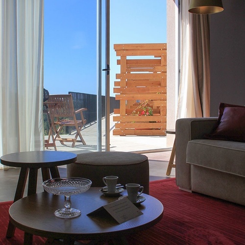 Quarto de luxo no Vale d'Azenha com vista para terraço e varanda.