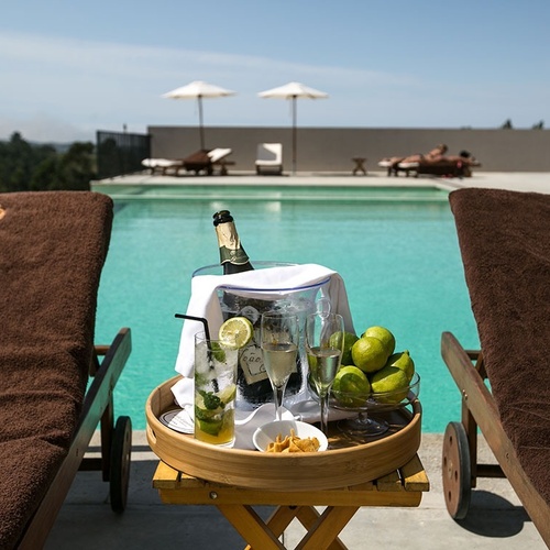 Luxo no Vale d'Azenha: Champanhe e Mojito junto à piscina.