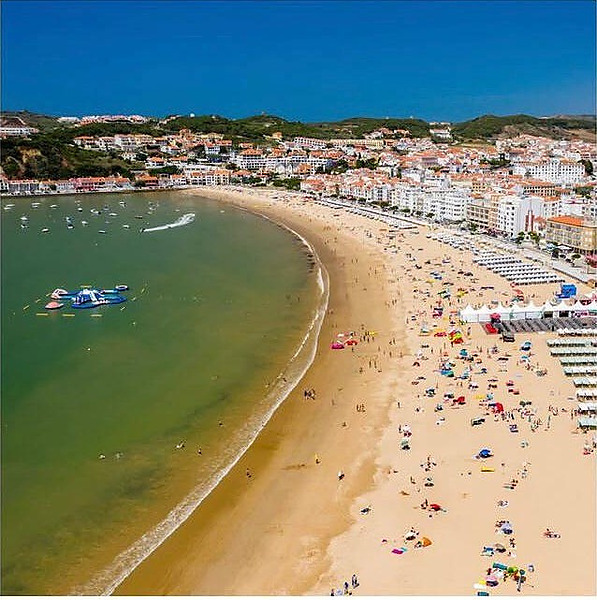 Vista aérea de la bahía de São Martinho do Porto, con su playa en forma de concha y el pueblo alrededor.
