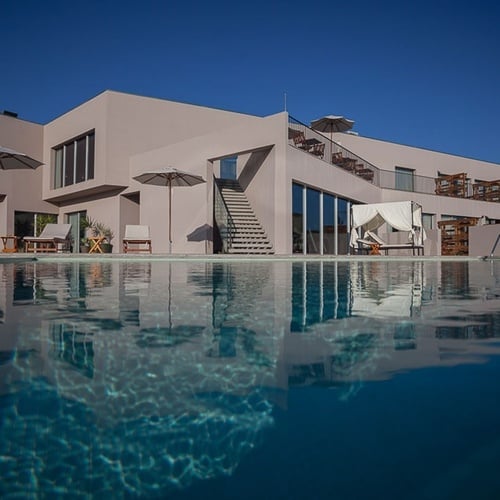 Hotel Vale d'Azenha moderno com piscina e arquitetura elegante.