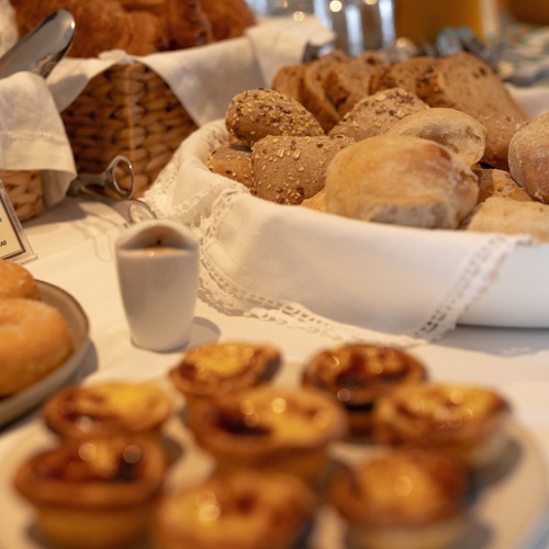 Café da manhã diversificado no Vale d Azenha: croissants, pães e pastéis.