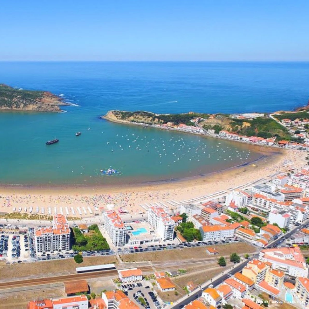 Vista aérea da praia e cidade, próximo ao Vale d'Azenha.