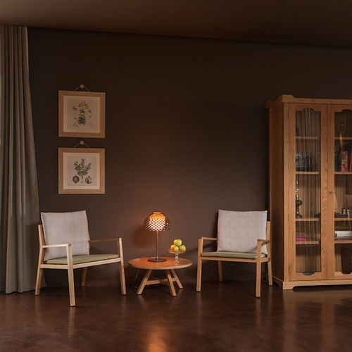 Sala de estar aconchegante em Vale d Azenha com poltronas e vitrine de madeira.