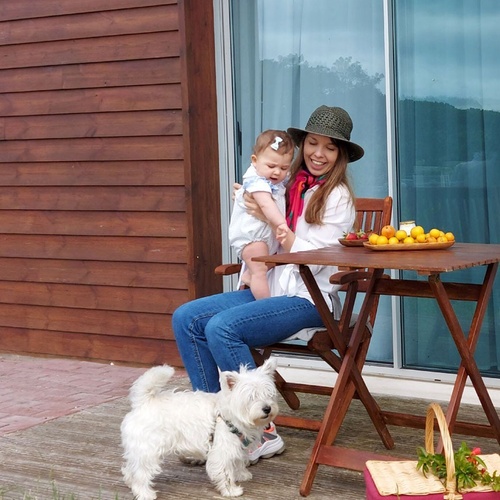 Mulher com bebé e cão na varanda em Vale d Azenha.