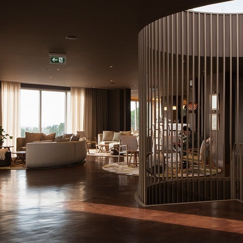 Lobby elegante em Vale d Azenha com mobiliário contemporâneo.