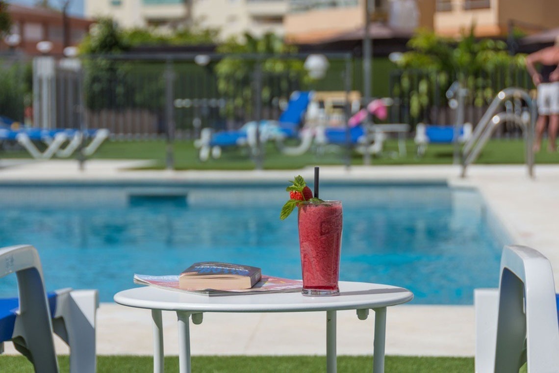 un bote verde y blanco con torremolinos escrito en el costado