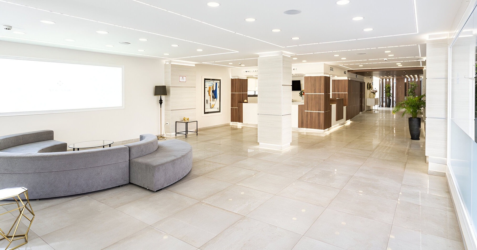 tres mujeres se paran en la playa con los brazos extendidos