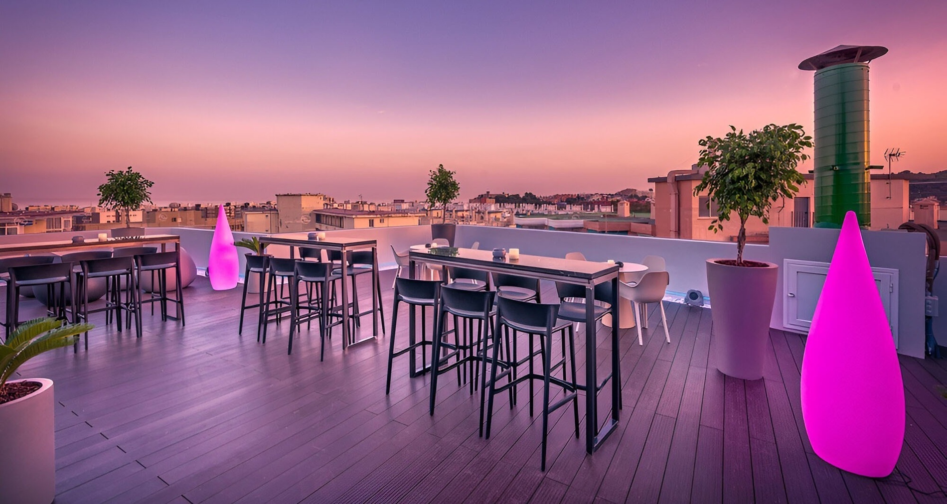 un edificio blanco con balcones y sillas blancas