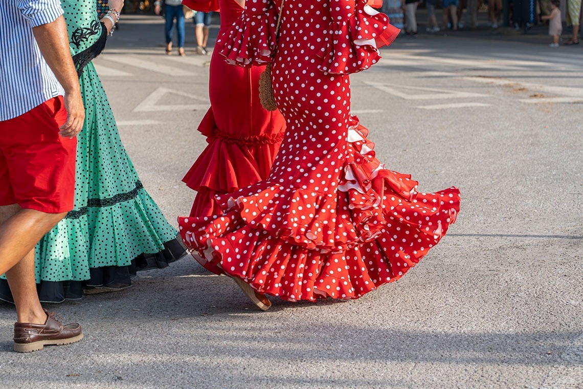 un hombre y una mujer están remando en un kayak rojo en el océano