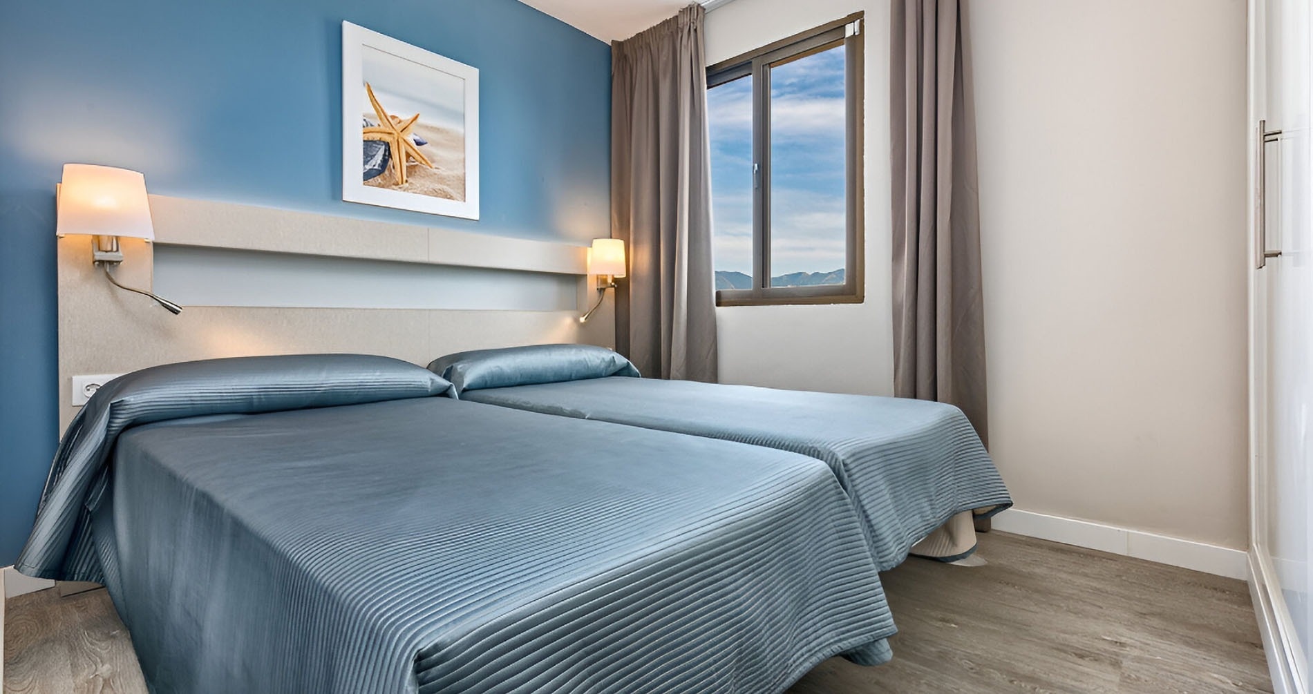 una habitación de hotel con una cama y un escritorio