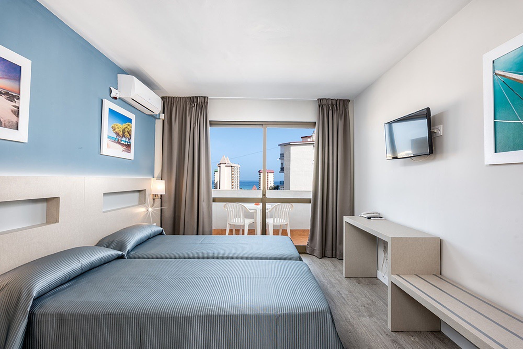 una habitación de hotel con una cama y una silla