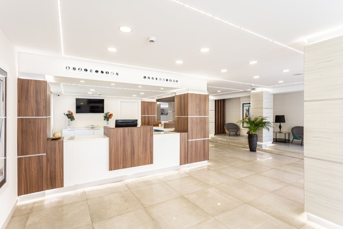 un bote verde y blanco con torremolinos escrito en el costado