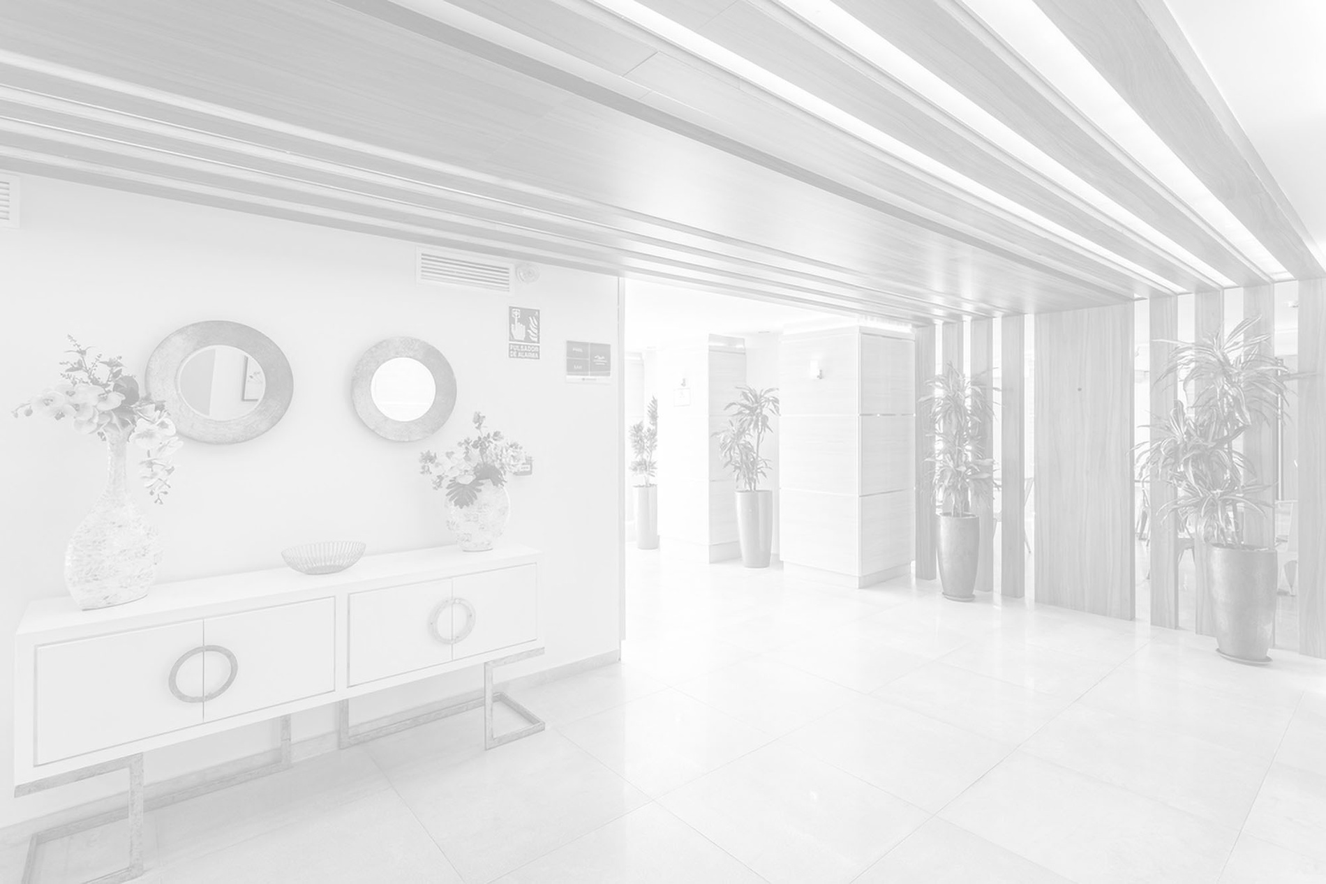 una piscina con sillas y sombrillas alrededor de ella=s1900