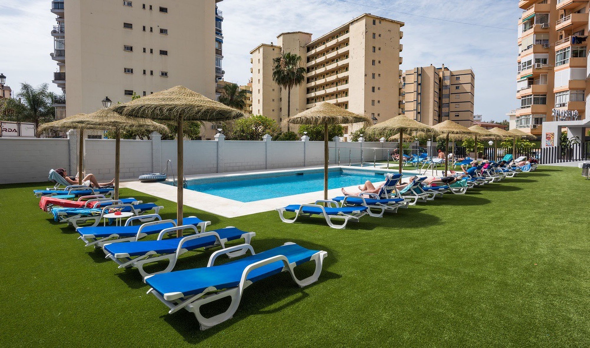 un edificio de apartamentos con balcones y sillas