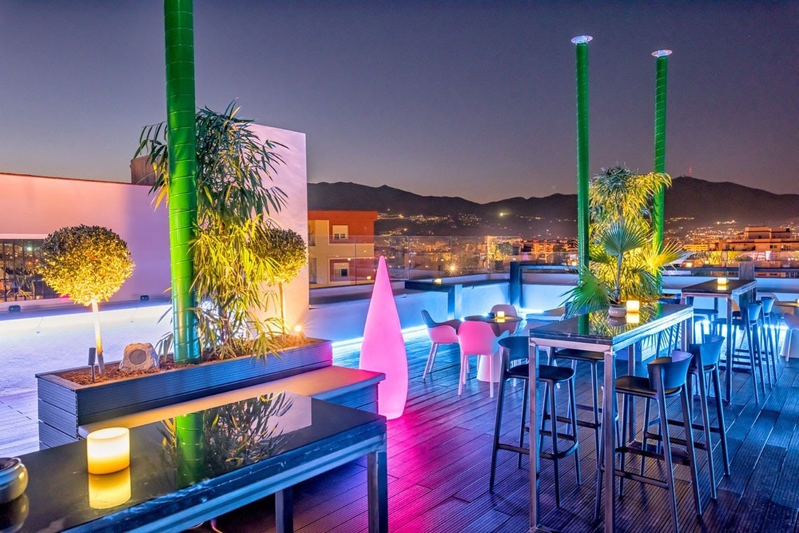 un bote verde y blanco con torremolinos escrito en el costado