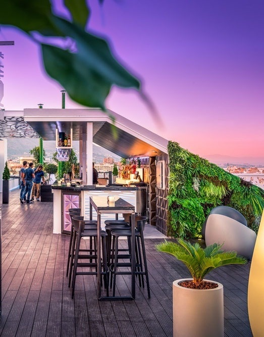 una mujer se sienta en una máquina de ejercicios en un gimnasio