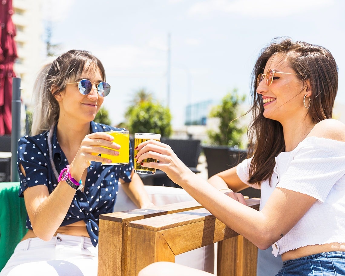 un hombre y una mujer están remando en un kayak rojo en el océano