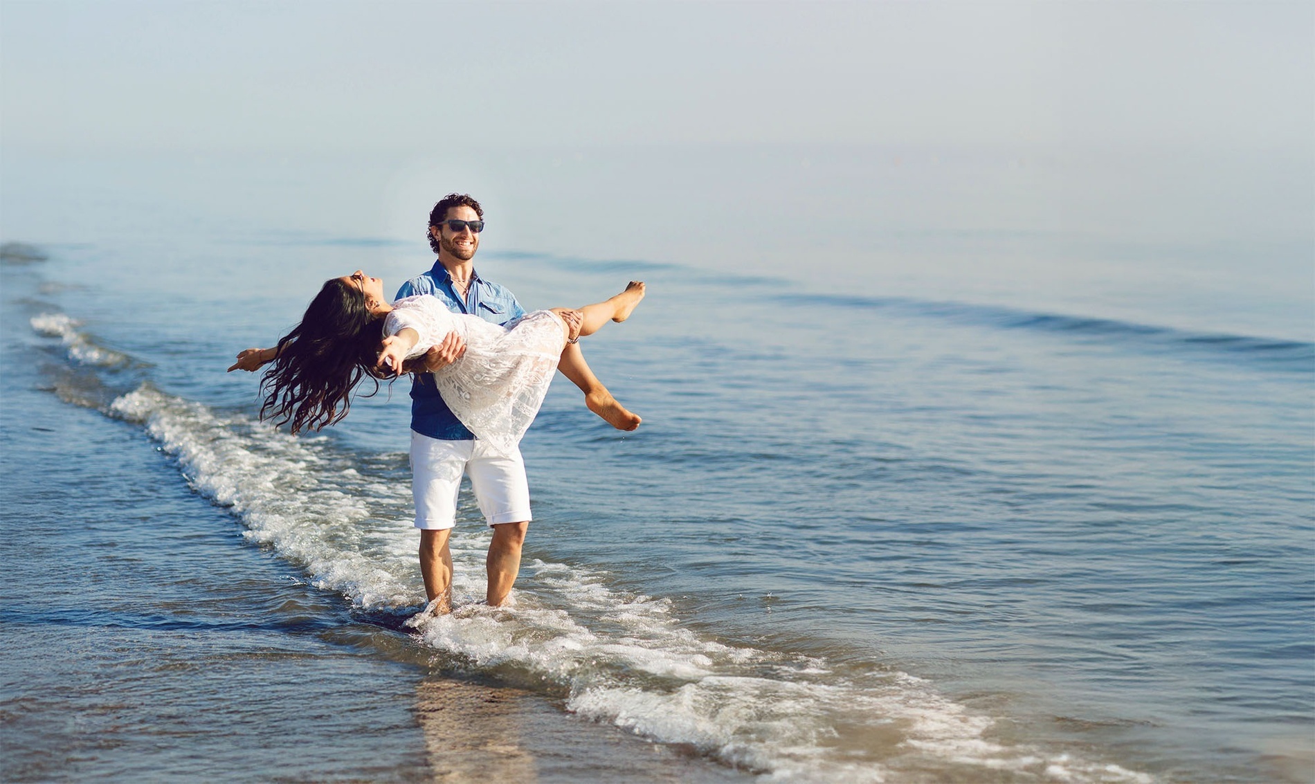 un grupo de jóvenes con las manos en el aire