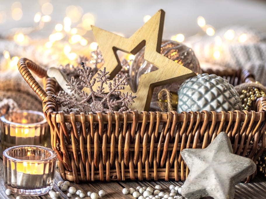 Christmas basket with candles, stars, snowflakes, and baubles. VIK: Cayena decor.