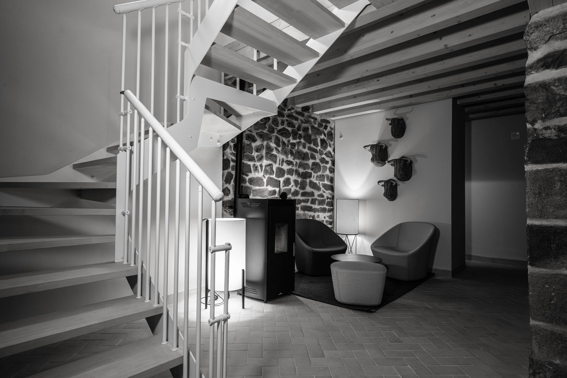 Escaleras y sala de estar moderna en Apartamentos Vilafames Antic Palau.=s1900