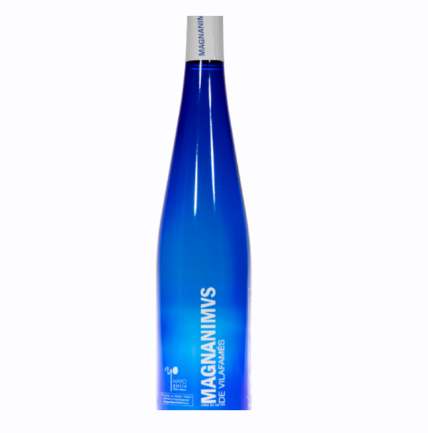Blue bottle of Magnanimvs wine from Vilafamés. Perfect for Apartamentos Vilafamés Antic Palau.