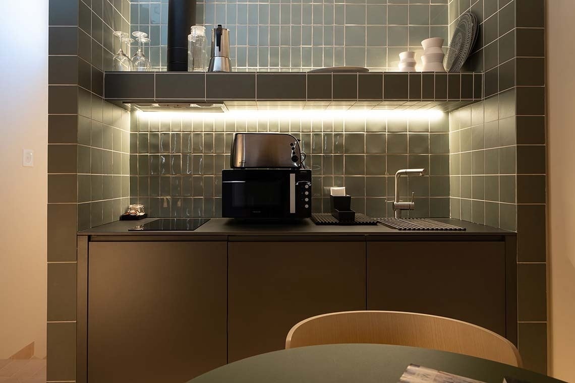 Cocina moderna en Apartamentos Vilafames Antic Palau con microondas y tostadora.
