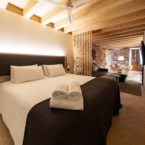 Modern hotel room with king-size bed at Apartamentos Vilafames Antic Palau.