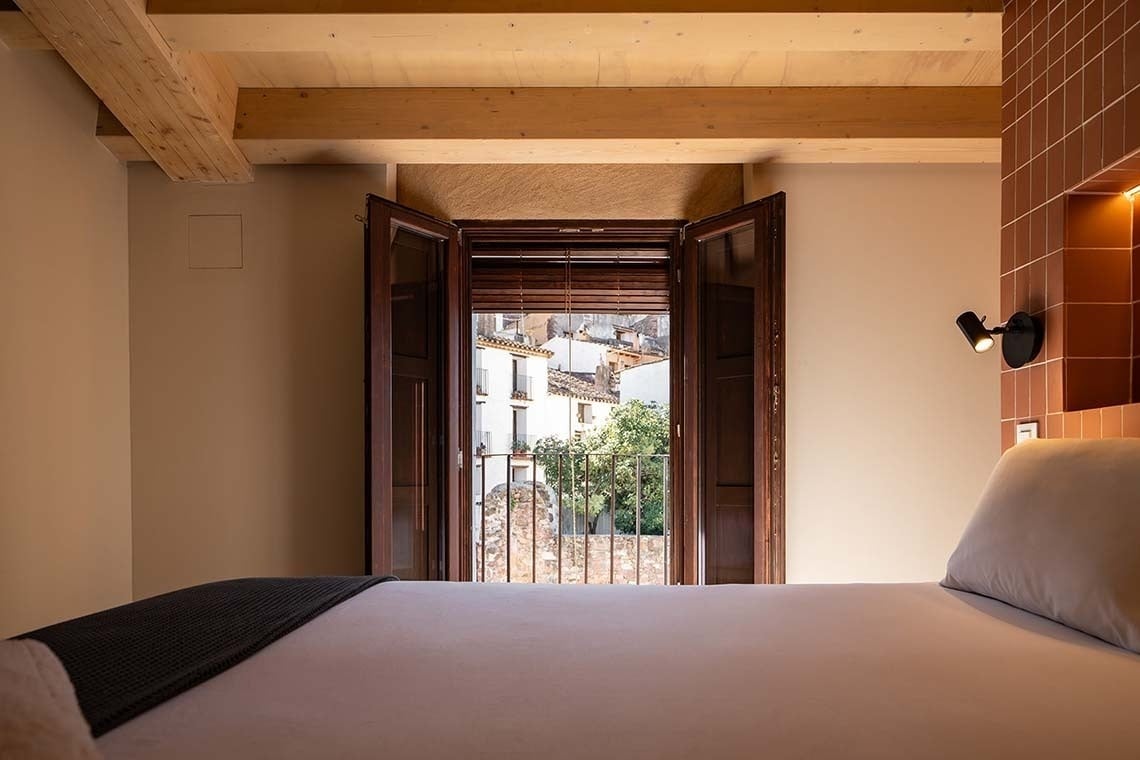 Habitación con vistas al casco antiguo de Apartamentos Vilafames Antic Palau.