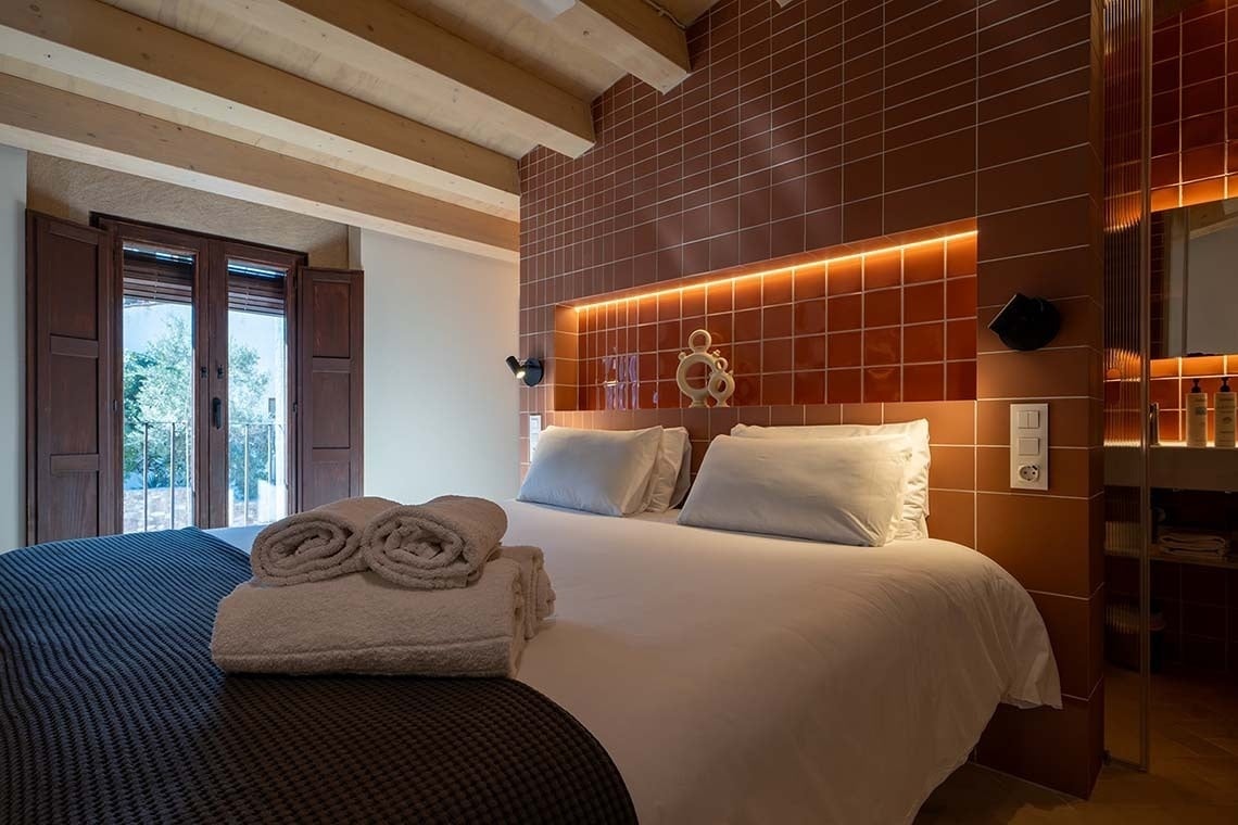Habitación con cama doble y balcón, Apartamentos Vilafames Antic Palau.