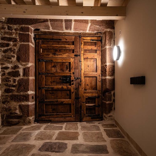 Rustic wooden door at Apartamentos Vilafames Antic Palau.