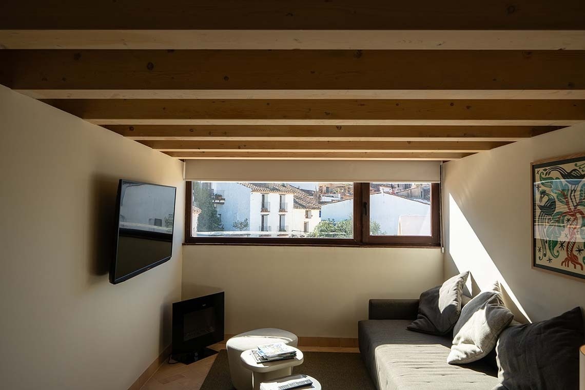 Habitación moderna en Apartamentos Vilafames Antic Palau con TV y vistas.