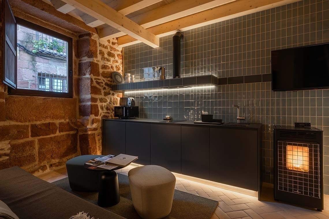 Apartamento Vilafames Antic Palau: cocina moderna, piedra y confort.