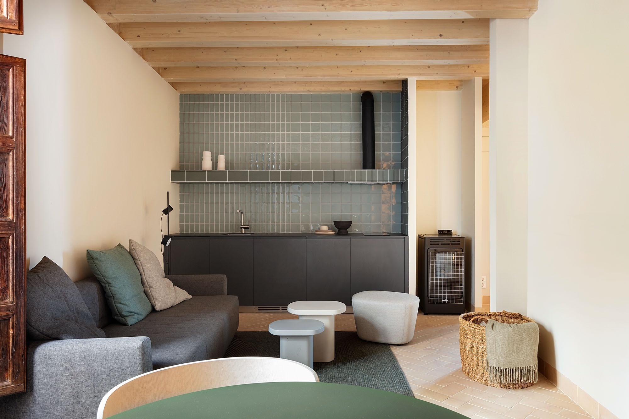 Modern living area with sofa and kitchenette - Gallery | Apartments Antic Palau, Vilafamés