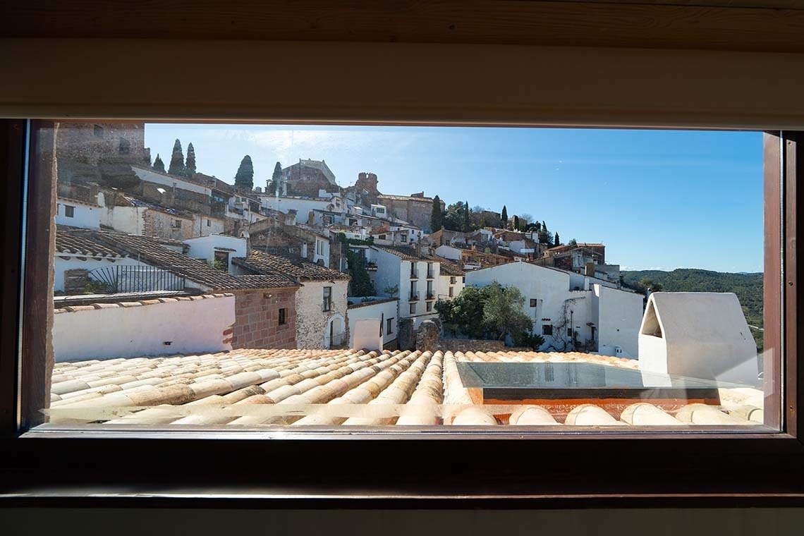 Vistas del pueblo desde Apartamentos Vilafames Antic Palau. Tejas y casas blancas.