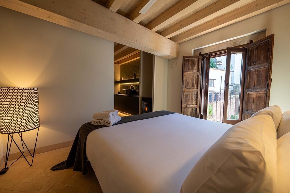 Habitación acogedora en Apartamentos Vilafames Antic Palau con cama doble y vistas.