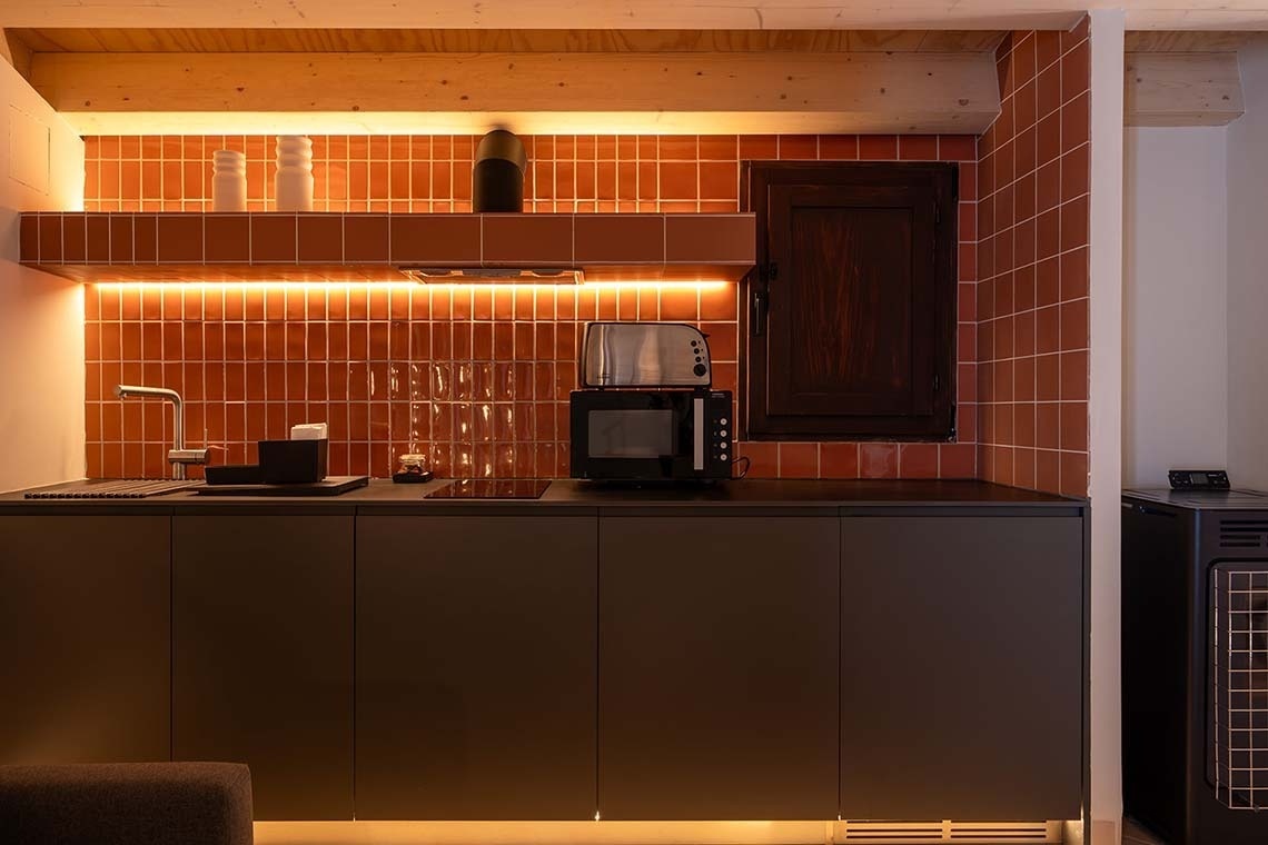 Cocina moderna en Apartamentos Vilafames Antic Palau con azulejos terracota y electrodomésticos.