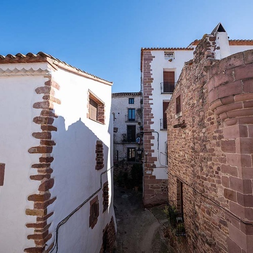 Apartamentos Vilafames Antic Palau: historic streets and stone architecture.