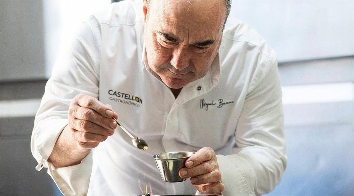 Chef Miguel Barrera en Apartamentos Vilafames Antic Palau, probando un ingrediente.