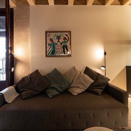 Cozy living room in Apartamentos Vilafames Antic Palau with sofa and decorative art.