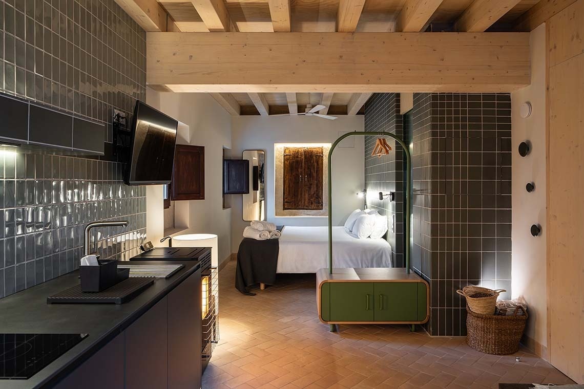 Apartamentos Vilafames Antic Palau: moderna cocina y dormitorio acogedor.