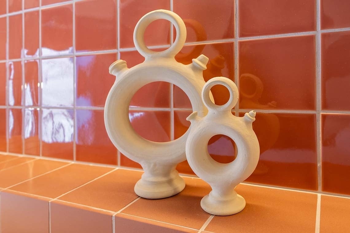 Decoración única en Apartamentos Vilafames Antic Palau: figuras de cerámica.