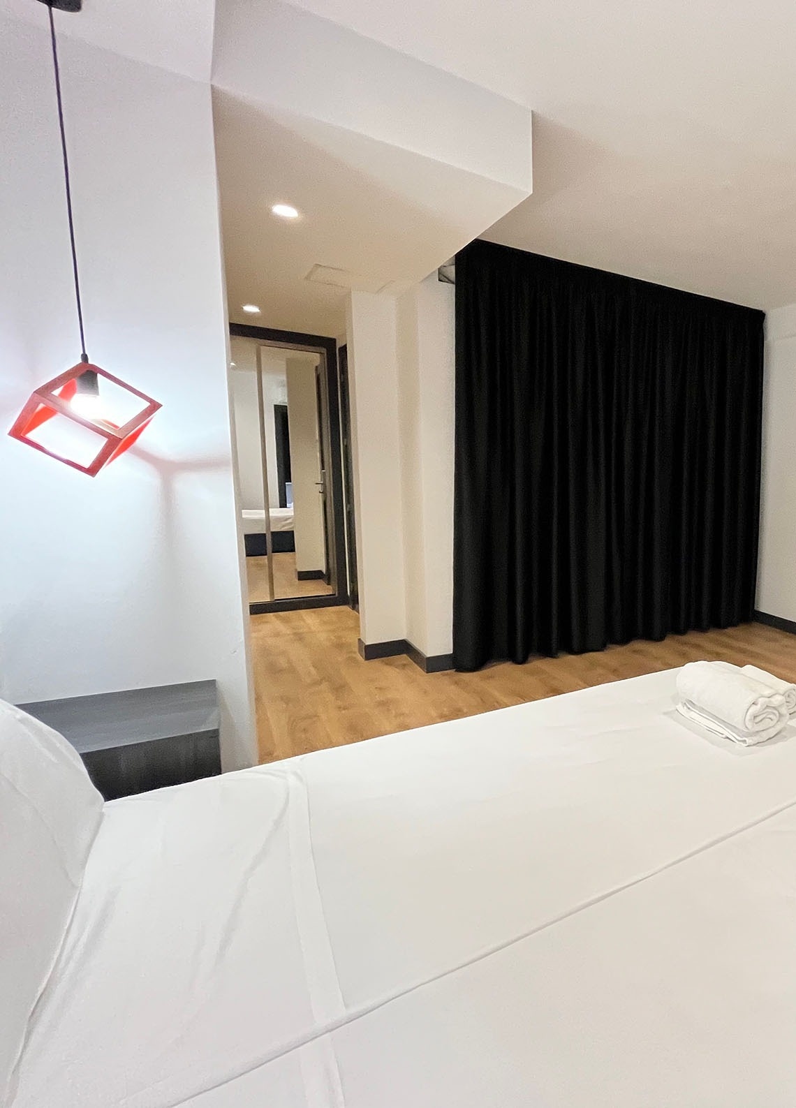 un dormitorio con dos camas y un armario blanco