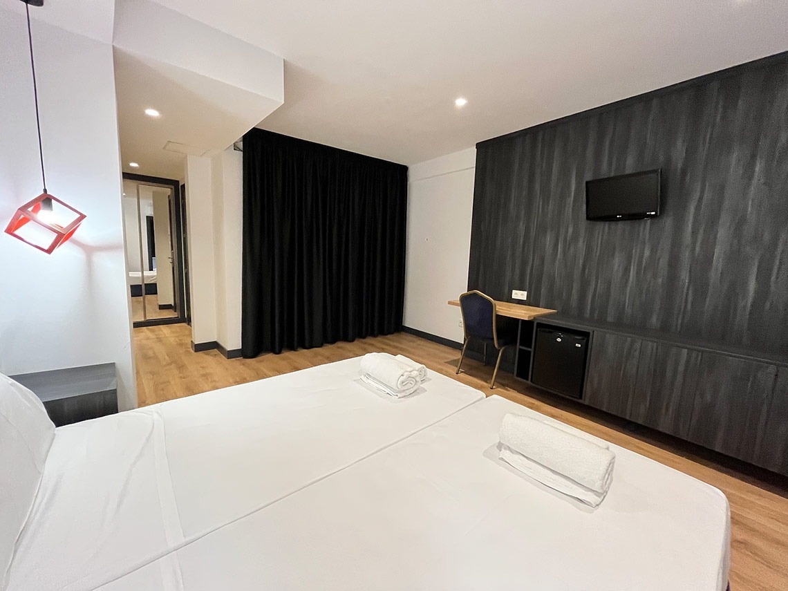 una habitación de hotel con una cama y una televisión