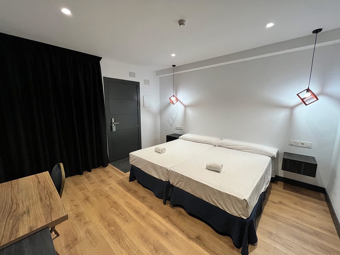 una habitación de hotel con una cama y una silla